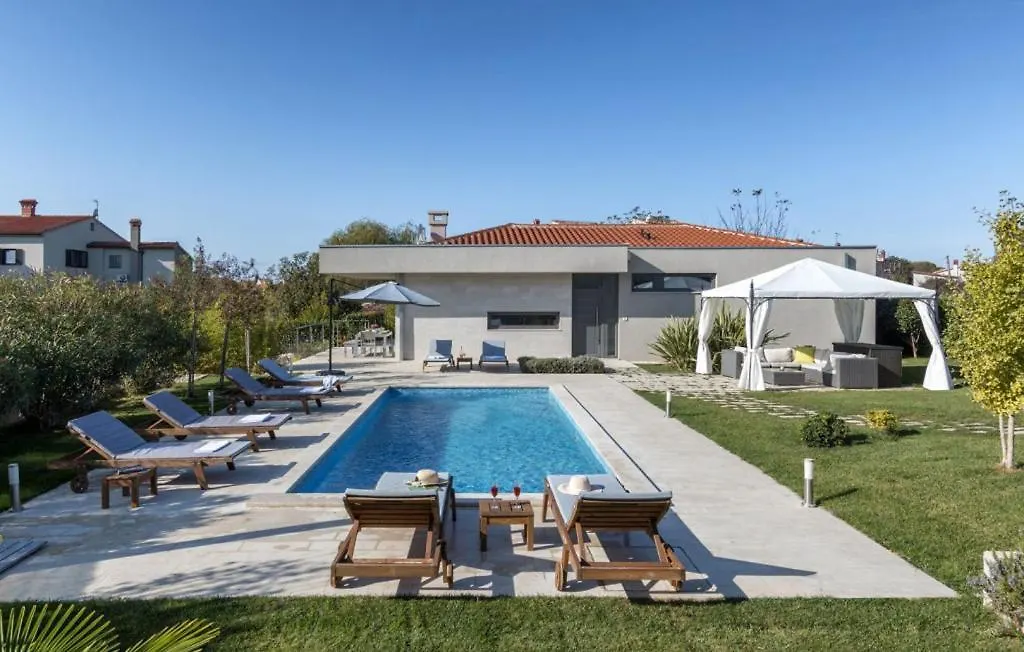 Beautiful Villa Viviana With Pool In Fažana
